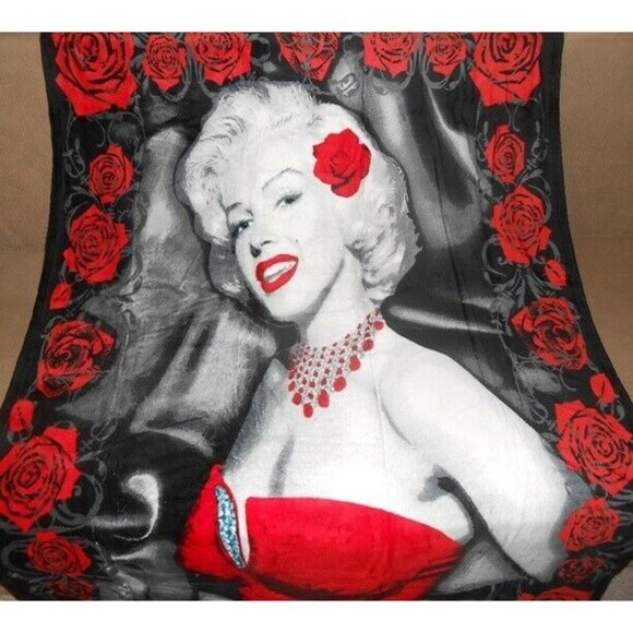 New Red Roses Marilyn Monroe Plush Fleece Throw Gift Blanket Cute Sexy Photo NIP - Picture 3 of 4